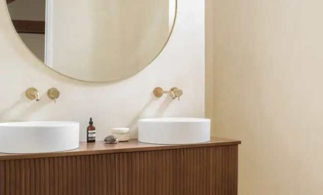 Salle de bain beige, blanc et bois