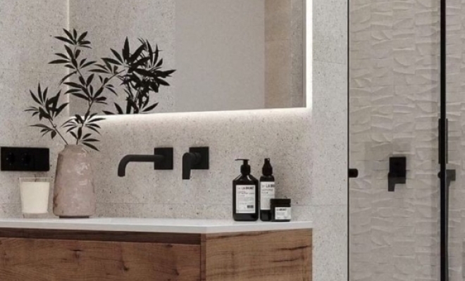 Ambiance moderne et naturelle dans cette salle de bain bois et blanc 